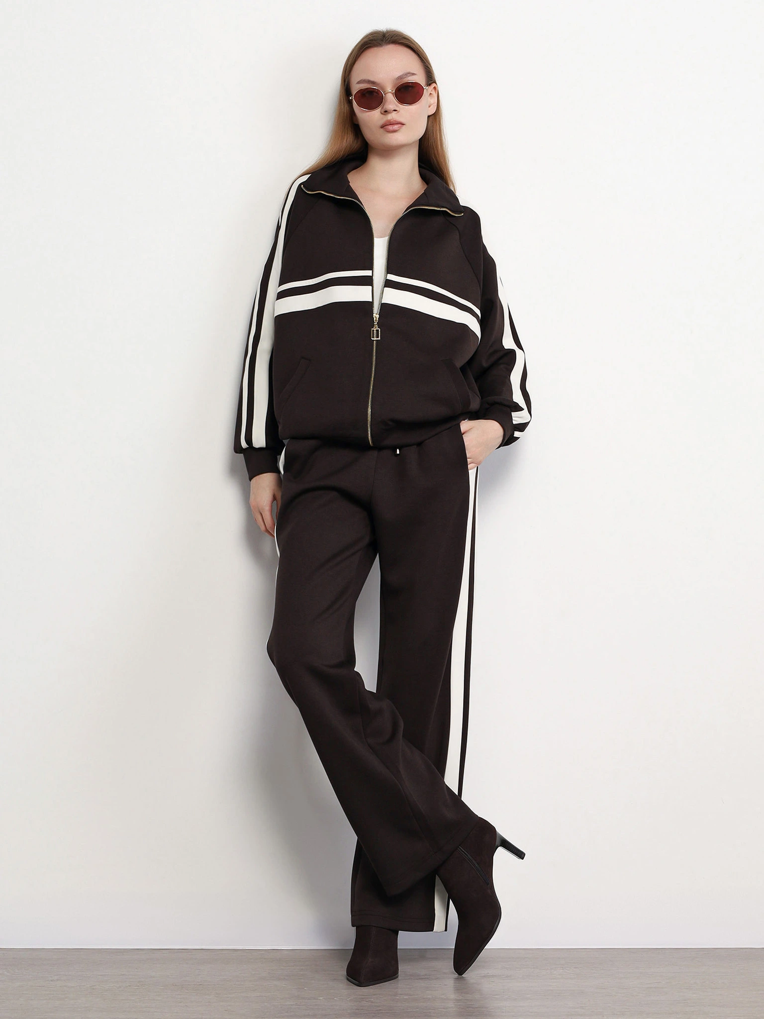 Брюки трикотажные с эластичным поясом и лампасами